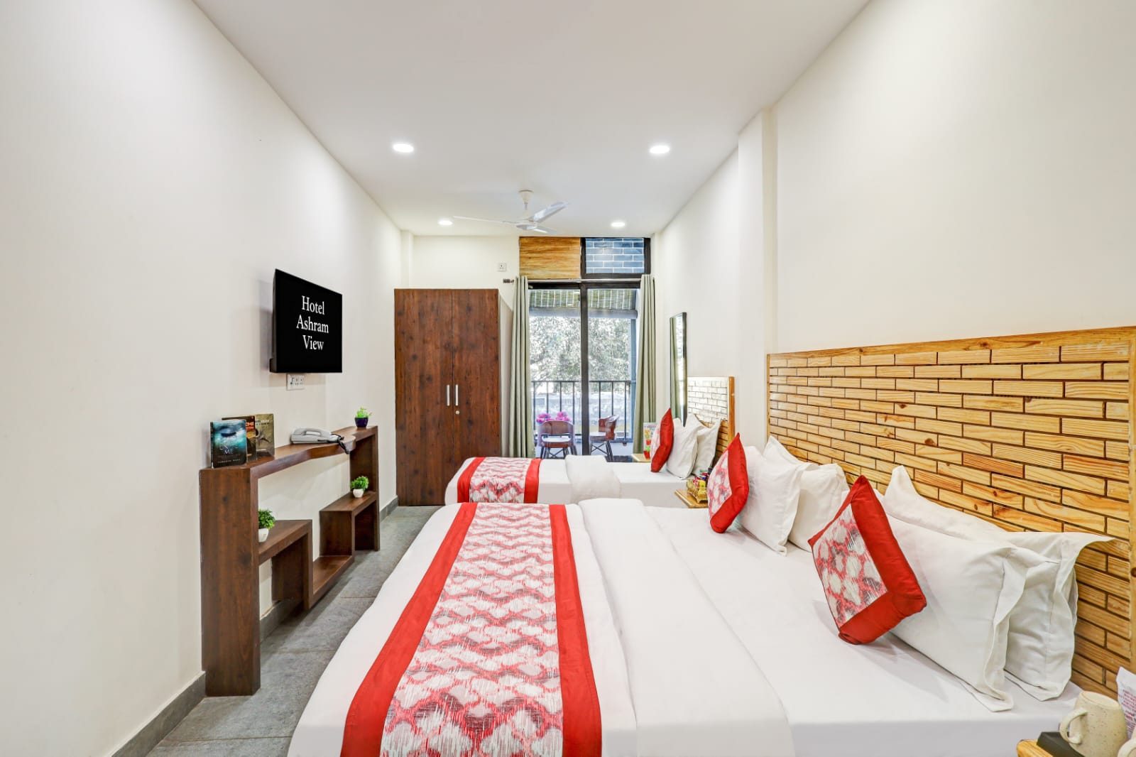 Superior Queen Room With Balcony preview 3