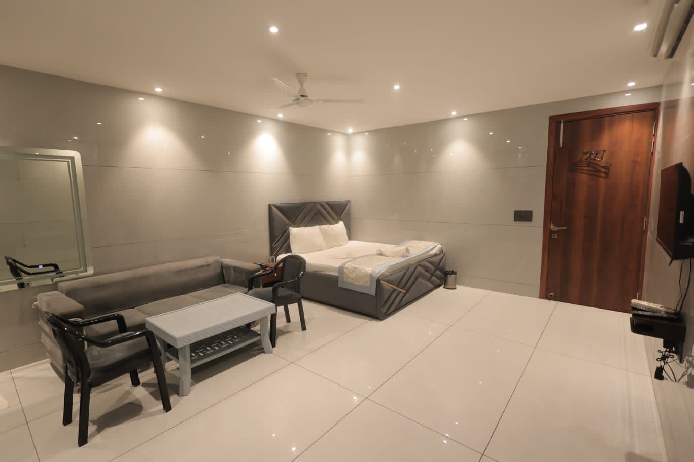 Hotel Preet Place, Jangpura B, New Delhi